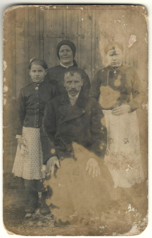 Rodzina Juzwa r.1916. Siedzi Andrzej Juzwa, jego żona Paraskewa (nazwisko rodowe - Huk), jego córka Paraskewa (nazwisko po wyjściu za mąż - Pasicznyk)