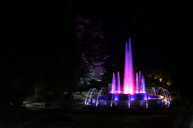 Podświetlana fontanna.