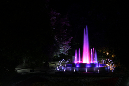 Podświetlana fontanna.
