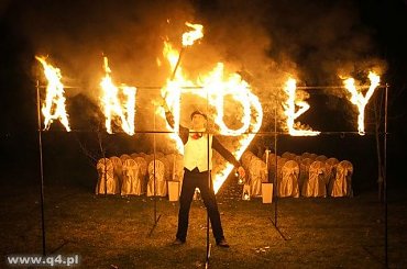 PŁONĄCY NAPIS #AniołyNaSzczudłach #AniołyNaŚlub #BańkiMydlane #fotoanimator #PłonącyNapis #szczudlarze